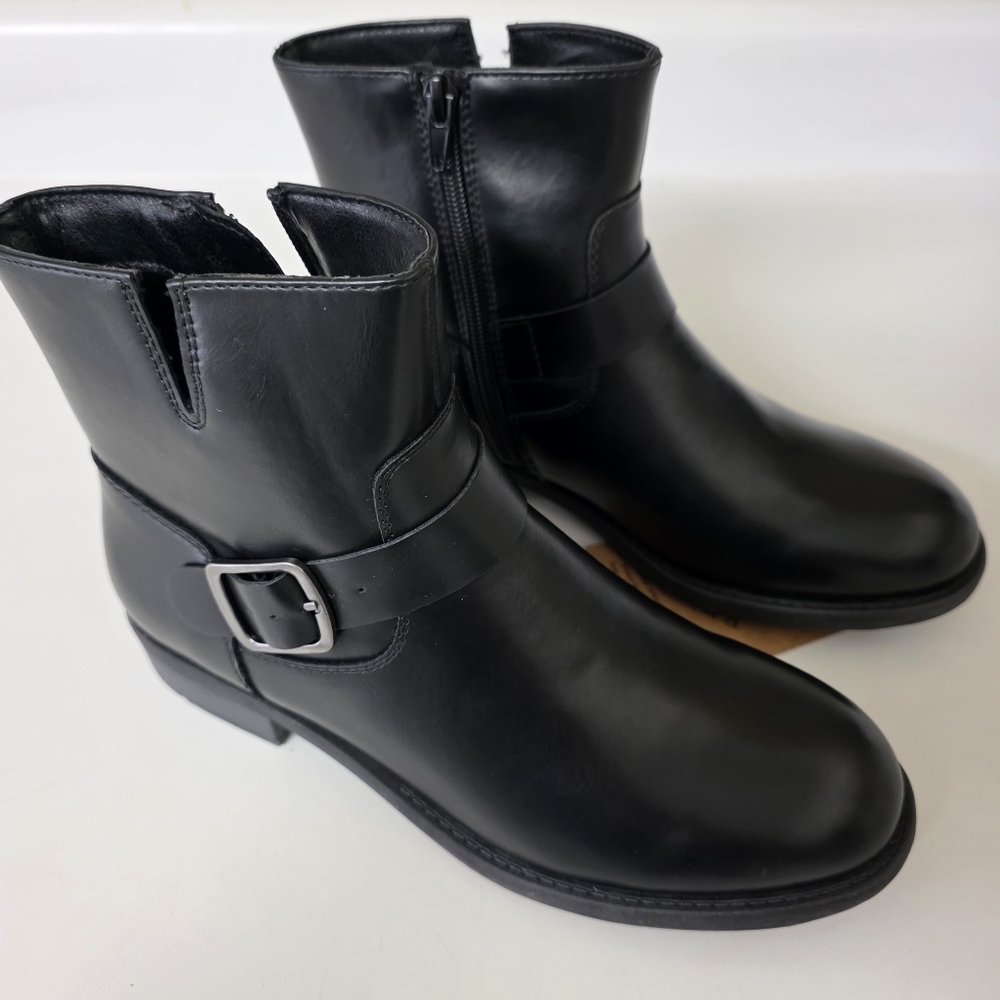 FRYE AND CO. Sleek Black Ankle Booties